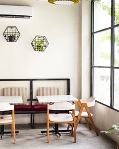 Junction Cafe, Uskup Agung